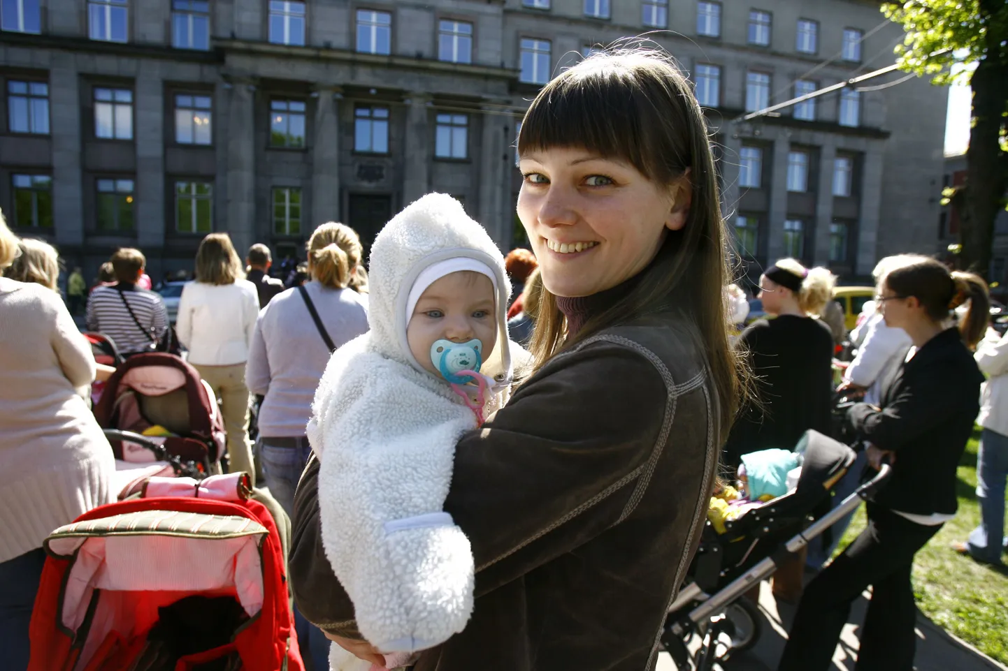 Läti kärbib vanemahüvitist 10 protsendi võrra.