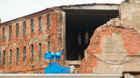 У фабрики обвалилась стена: историческое наследие требует срочного ремонта