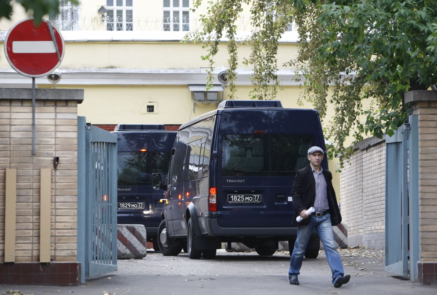 Toonitud klaasidega sõidukid sisenemas Moskva Lefortovo vangla õuele.