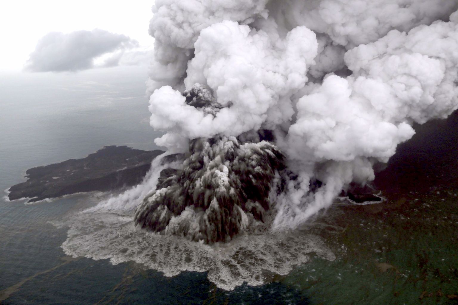 Vulkāns Anak Krakatau.