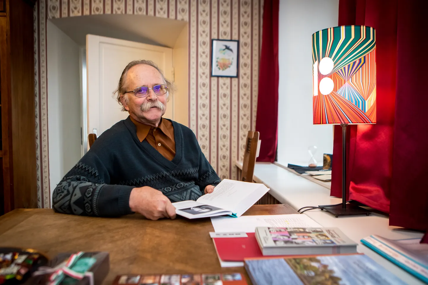 SÕNAD, READ, MÕTTED: Üsna suure osa 46 aastat muuseumi teadurina töötanud Olavi Pesti igapäevatööst on täitnud erinevate raamatute toimetamine. Lõpuks jõudis järg ka omaenda teoseni.