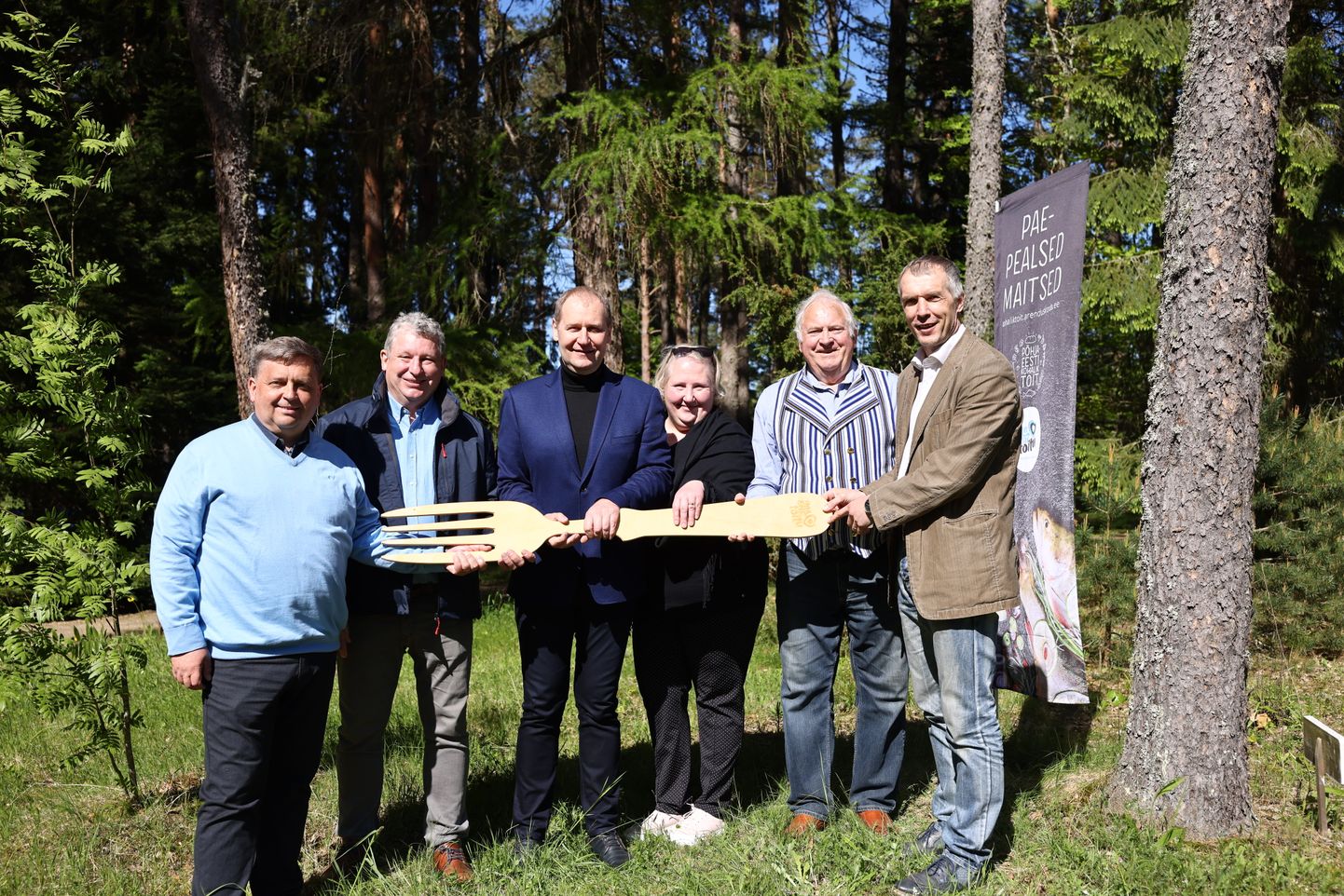 Maaeluminister Urmas Kruuse andis 2021. aasta toidupiirkonnaks valitud Põhja-Eesti piirkonna esindajale üle sümboolse rändkahvli.