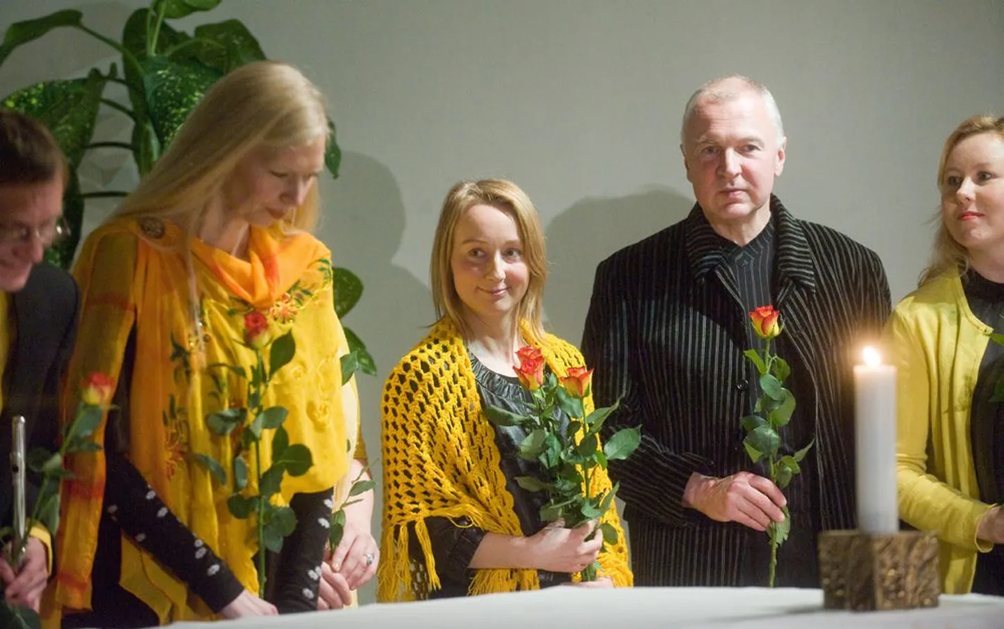 Kandlemängija Kristi Mühling, helilooja Mirjam Tally, luuletaja Indrek Hirv ja akordionist Sirje Mõttus pärast Mirjam Tally heliteose «Kollane» õnnestunud esiettekannet Pirita kloostris.