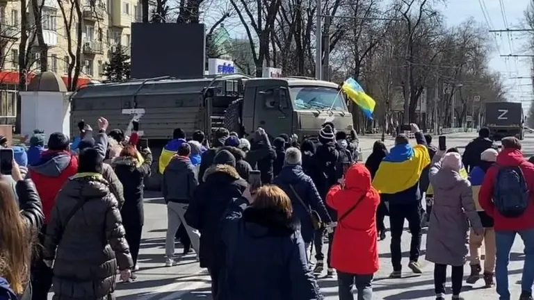Жители Херсона на митинге против российской оккупации