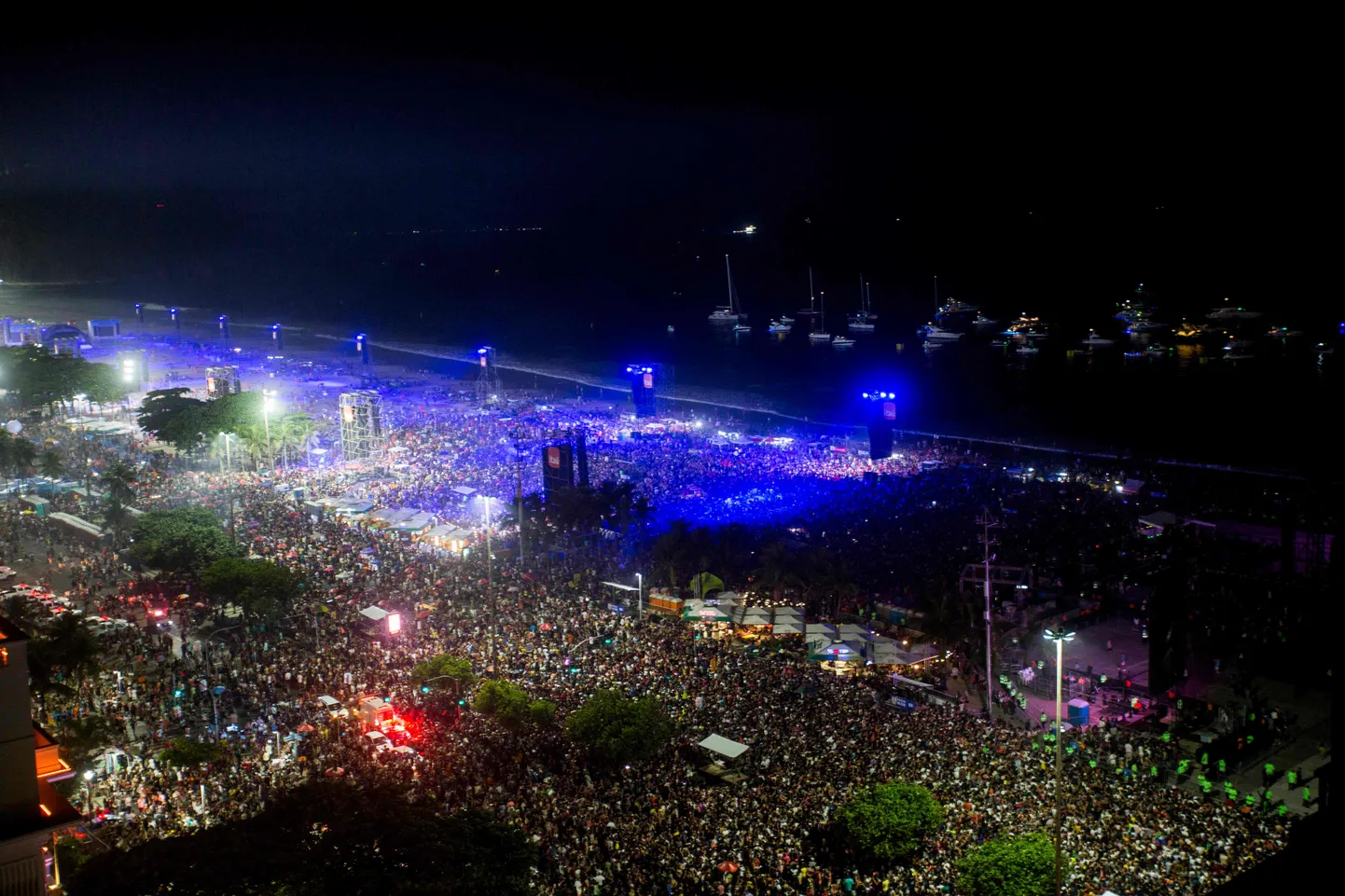 USA popikooni Madonna kontserdile kogunenud rahvahulk Rio de Janeiro Copacabana rannal.