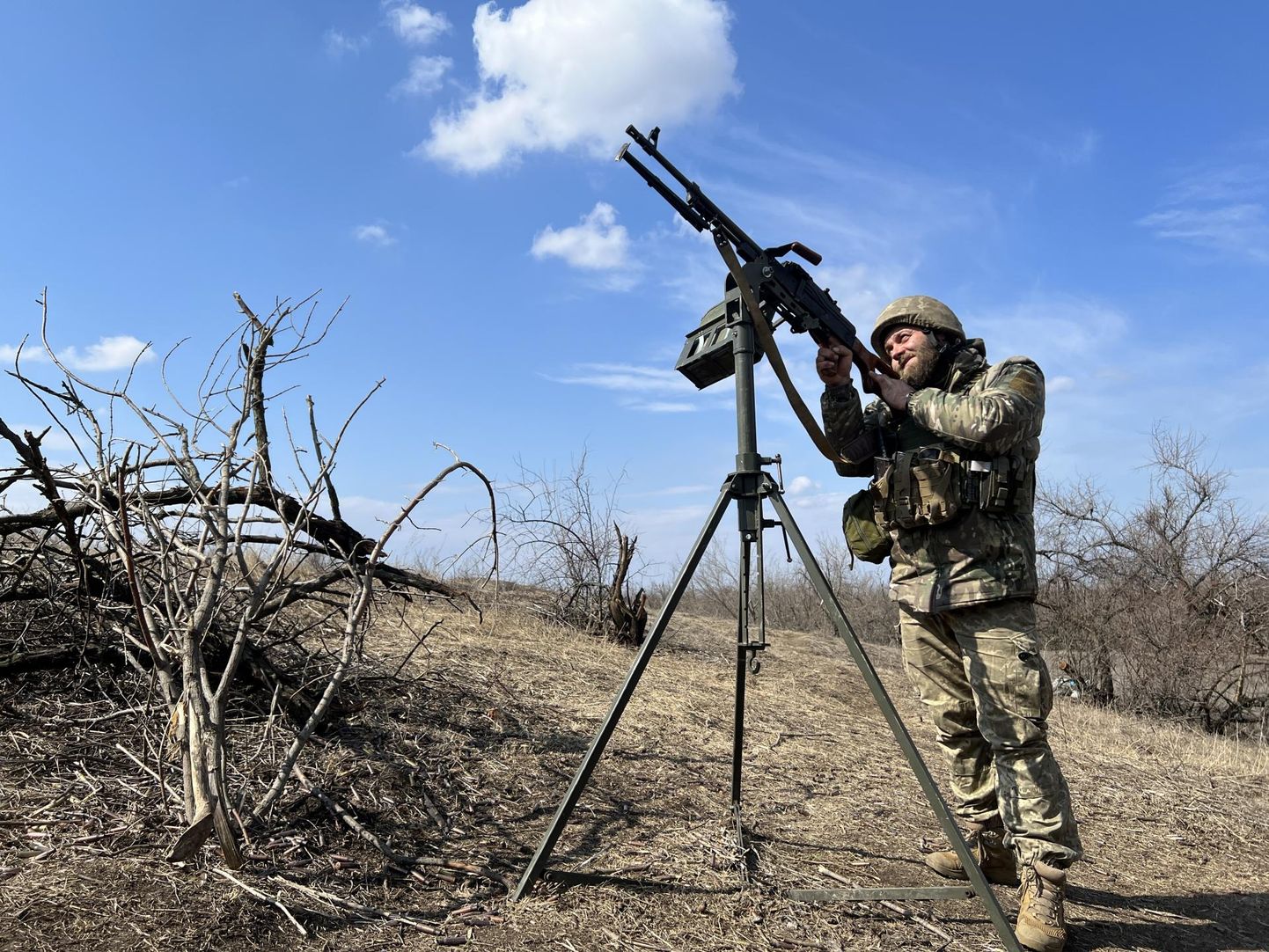 Юрий (35 лет), солдат подразделения ПВО 80-й десантной-штурмовой бригады Вооруженных сил Украины, ищет в небе российские дроны с пулеметом. Фотография сделана в Бахмута возле города Часов Яр.