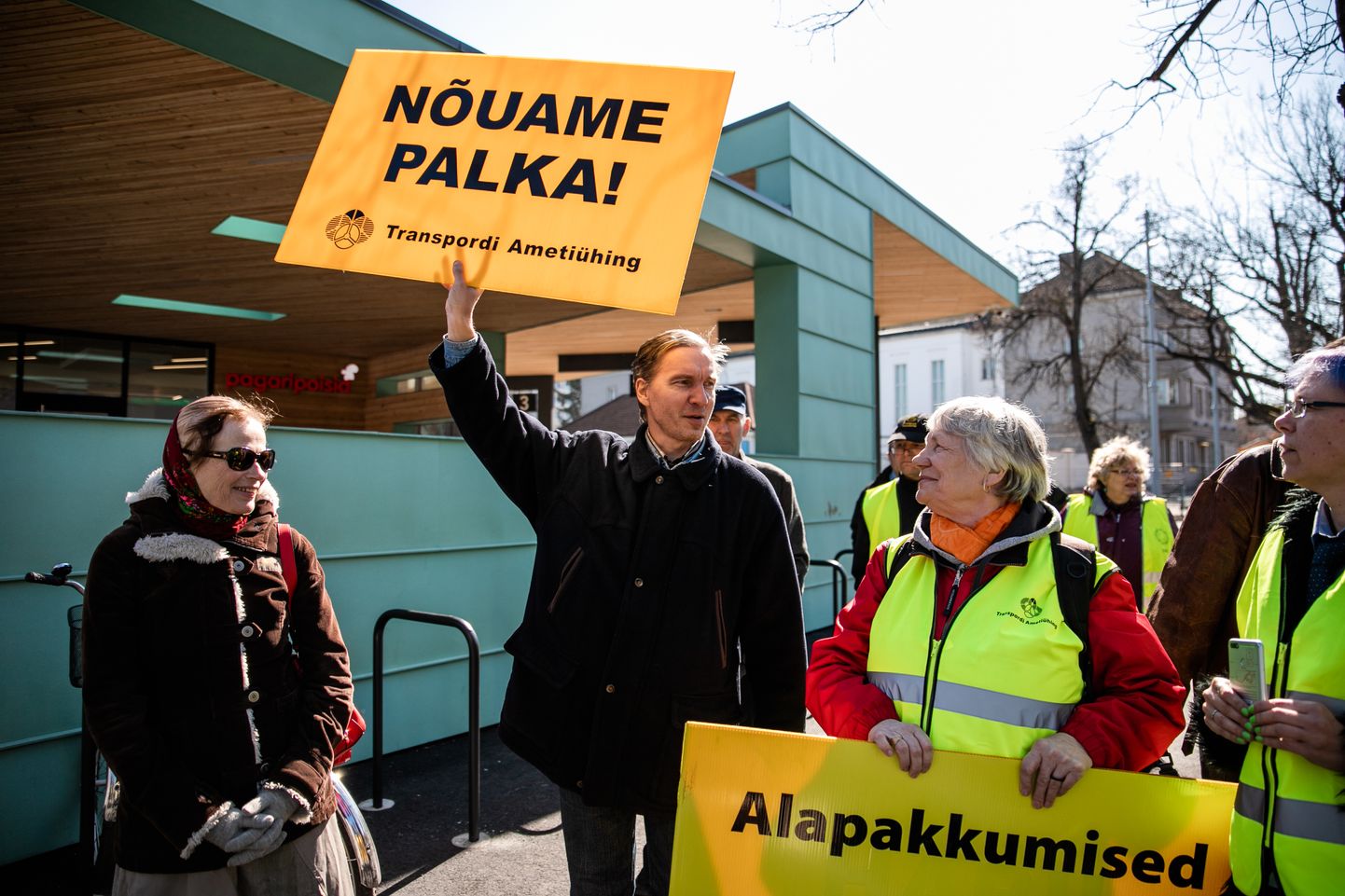 Pärnu bussijuhid kogunesid hiljuti uue bussijaama juures, et juhtida tähelepanu vajadusele tõsta bussijuhtide palkasid.