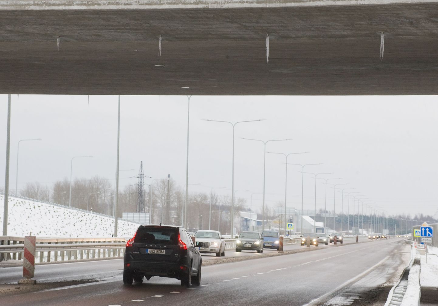 Üle Peterburi tee kulgeva viadukti küljes varitsevad autojuhte kohati üsna suured jääpurikad.