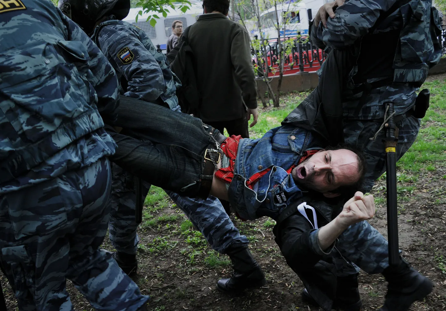 В течение 7 мая в ходе несогласованных пикетов в центре Москвы полиция произвела около 300 задержаний.