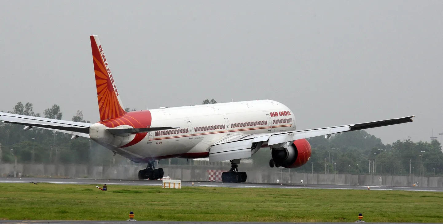 Air India lennuk Boeing 777 maandumas New Delhi Indira Gandhi rahvusvahelise lennujaama lennuväljale