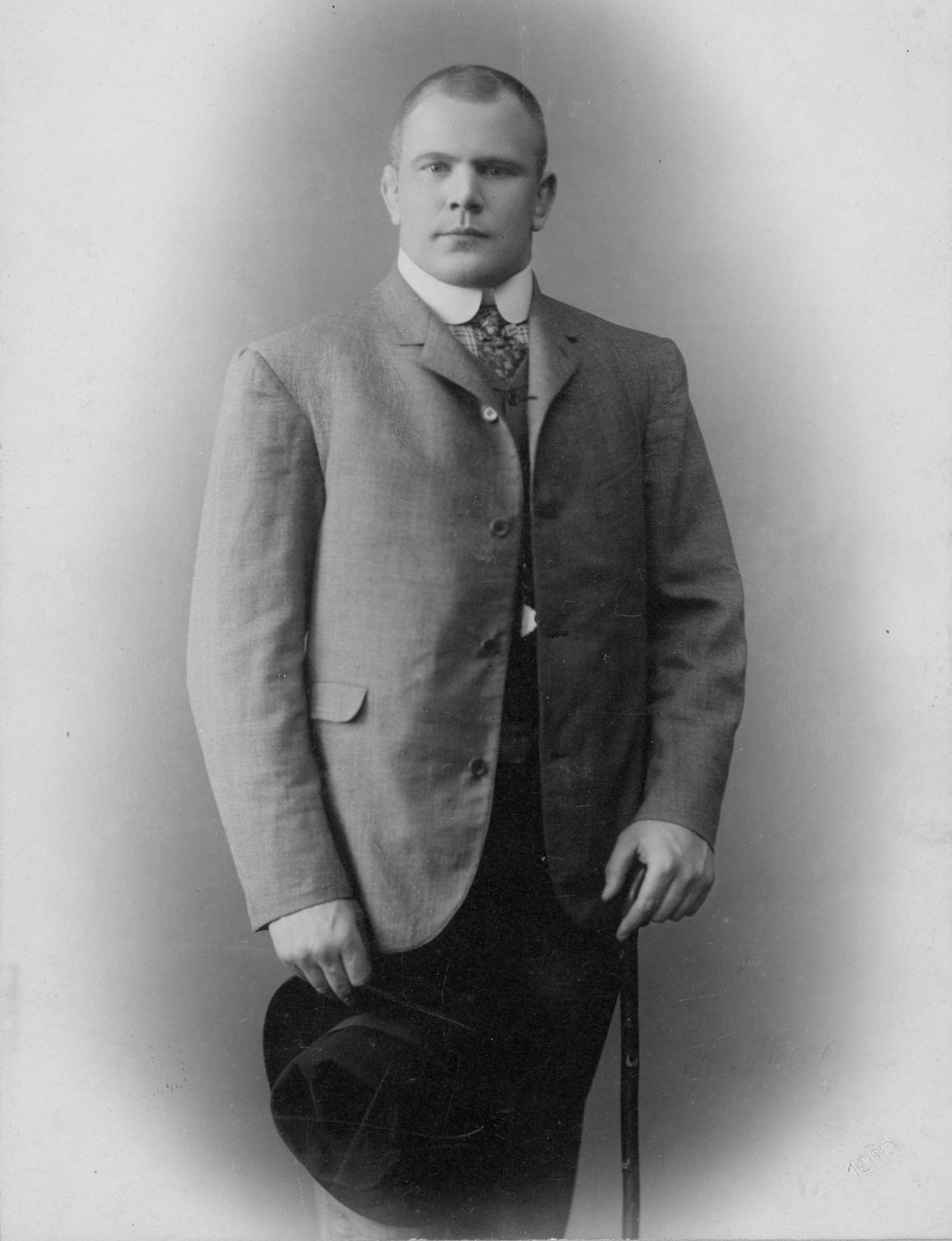 Aleksander Abergi Riias tehtud paraadfoto (1908).