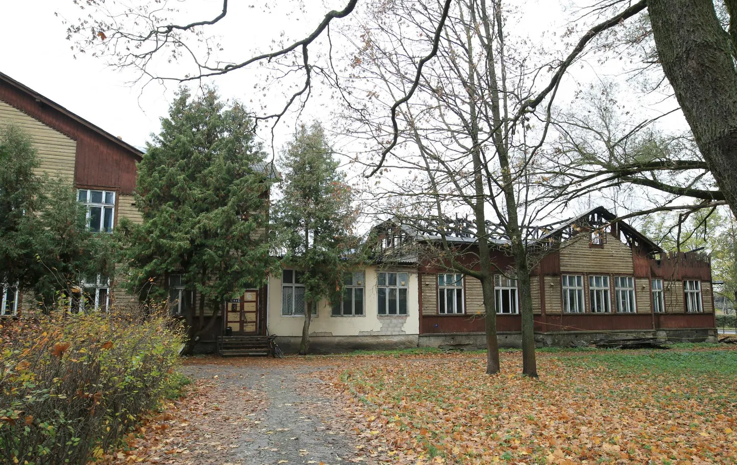 Lina 6, vana nakkushaigla peahoone Turu tänava poole jääv osa on kahes tulekahjus kõvasti kannatada saanud. Suur puithoone tuleb taastada nii, et säilib selle välisilme, hävinud osad võib asendada betooniga.