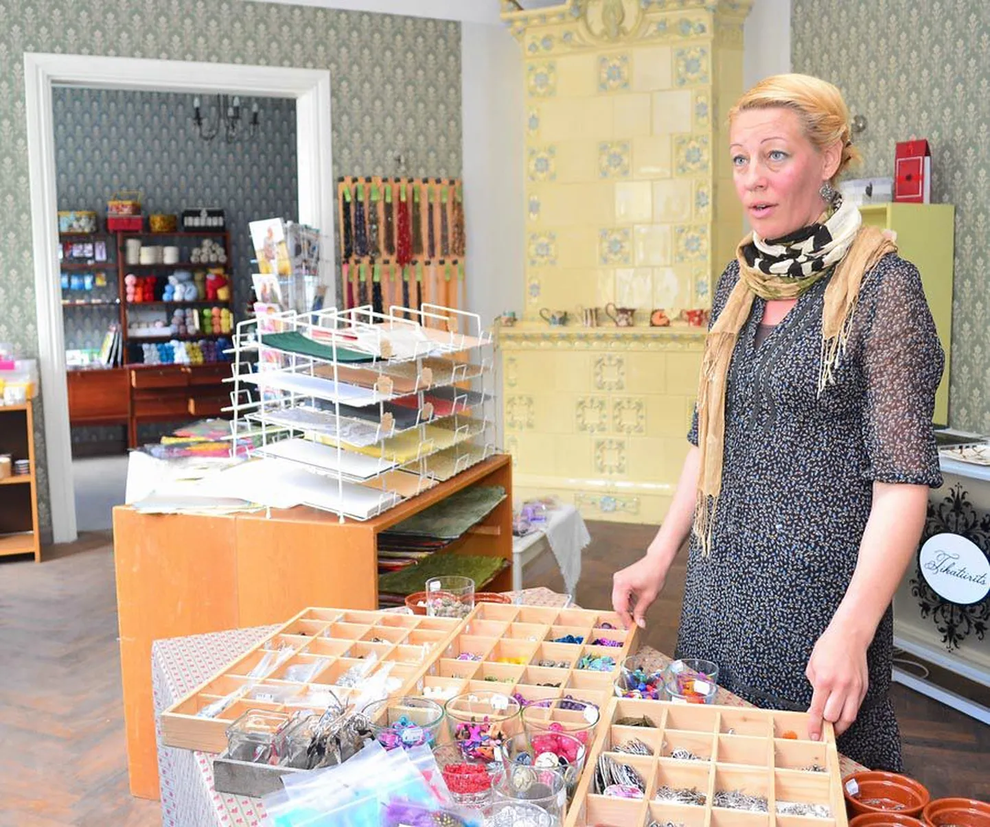 Eena Verhovõhi sõnul on poes käsitöötarbeid nööpidest ja helmestest lõngakerade ja triiburiideni.