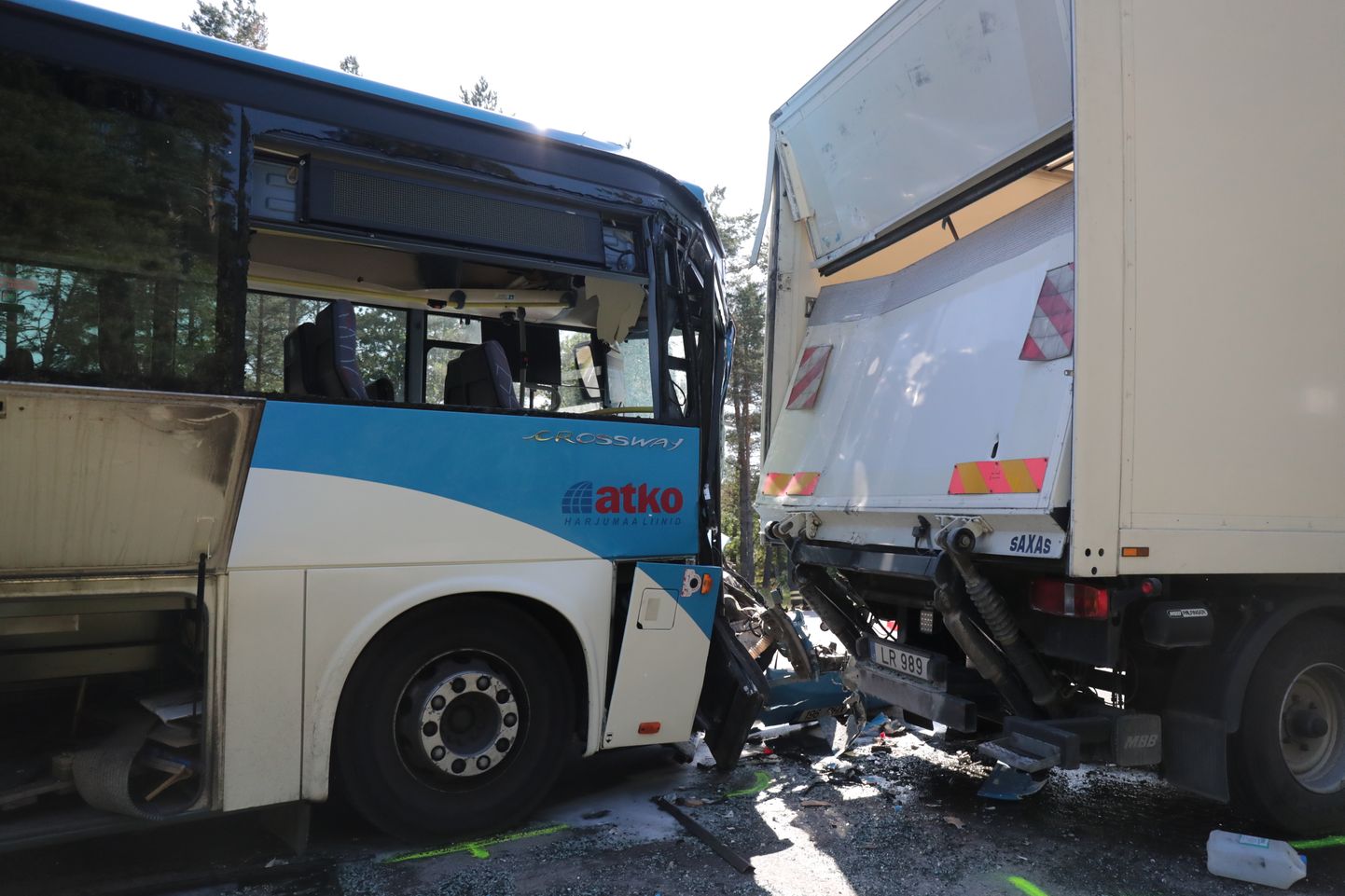 В Харьюмаа автобус врезался в грузовик.