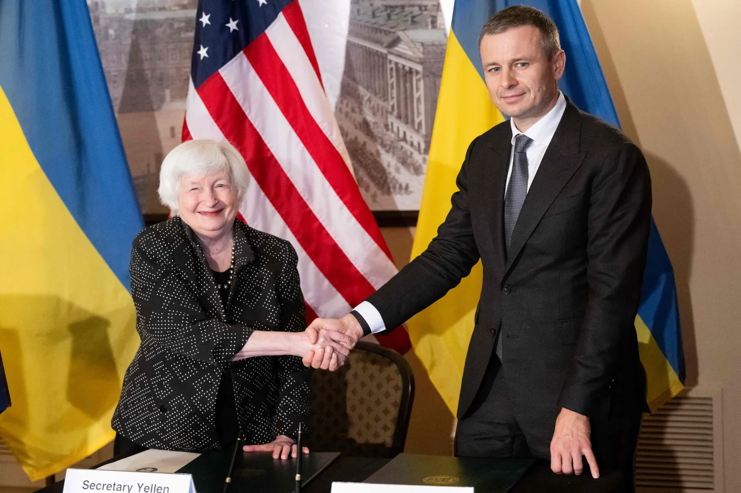 USA rahandusminister Janet Yellen ja Ukraina rahandusminister Sergii Marchenko suruvad kätt pärast ühisavalduse allkirjastamist, milles Ameerika Ühendriigid lubavad anda Ukrainale 20 miljardi dollari suuruse laenu, mis makstakse tagasi Venemaa riiklike varade pealt teenitud kasumist.
