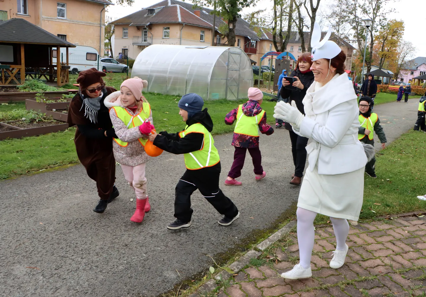 Kõrvitsatassimise jooks oli meeleolukas ning tähtis polnudki mitte võit, vaid osavõtt.