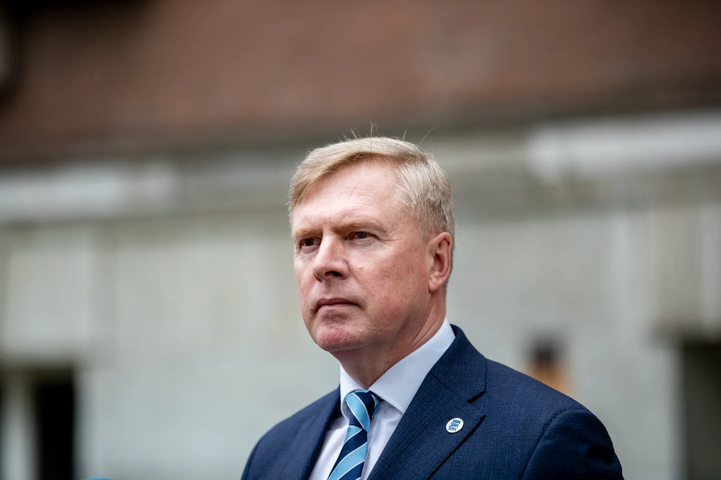 Kaitseminister Kalle Laanet (RE) ütles teisipäeval ajakirjanikele, et tulenevalt riigi kärpekavast väheneb kaitseministeerumi valitsemisala töötajate arv ligi 270 inimese võrra.