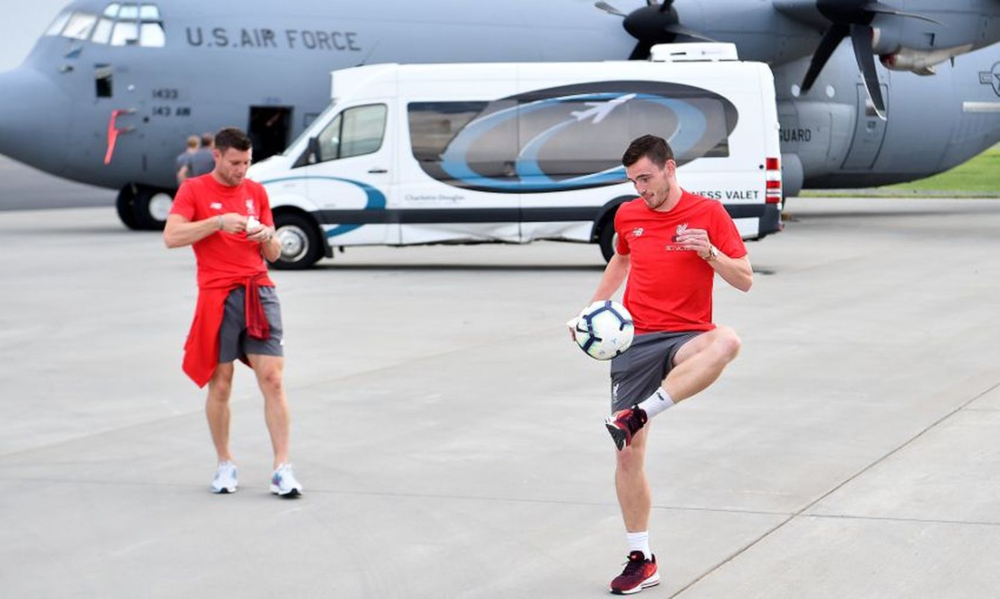 Liverpooli mängijad kõksivad lennujaamas palli