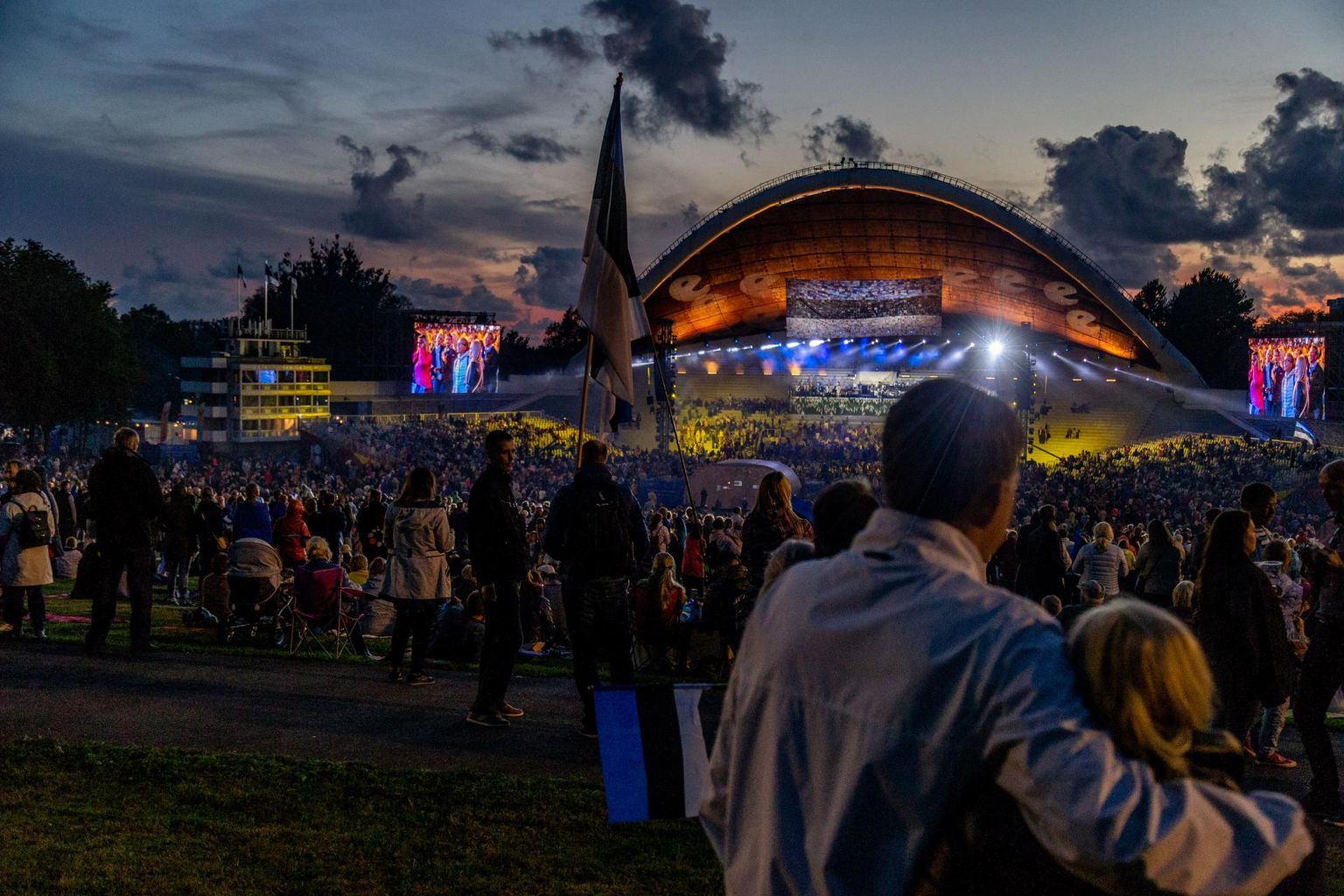 Tallinna lauluväljakul pühapäeva õhtul toimunud «Üheslaulmine» oli Eesti Vabariigi juubeliaasta suvise peonädala üks tähtsündmus.