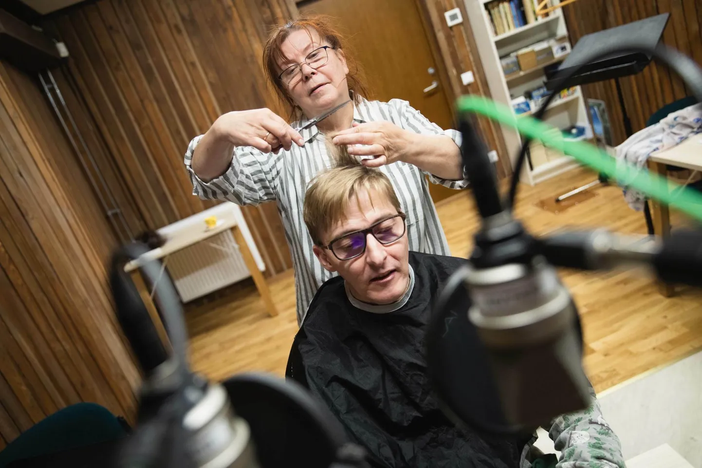 "Juuksuri" salvestus Raadioteatris. Luuletajat mängib Aarne Soro ja osavõtlikku juuksurit Terje Pennie.