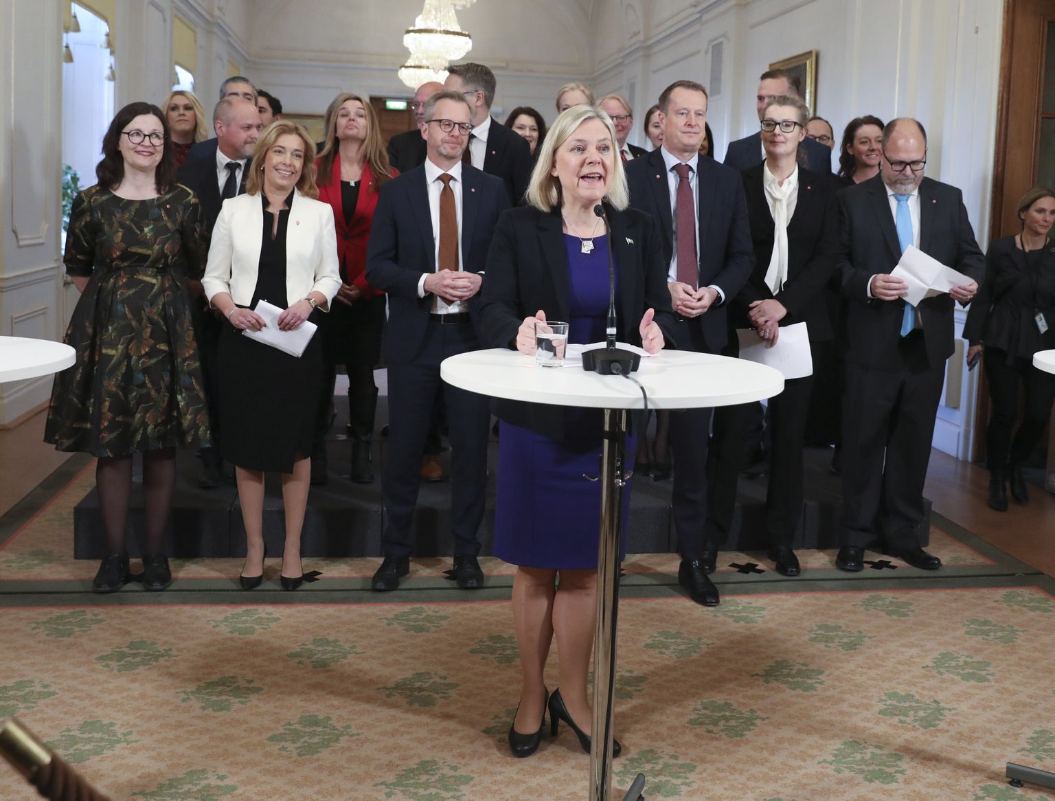 Rootsi uus peaminister Magdalena Andersson tutvustas 30. novembril parlamendis Riksdagis uusi ministreid