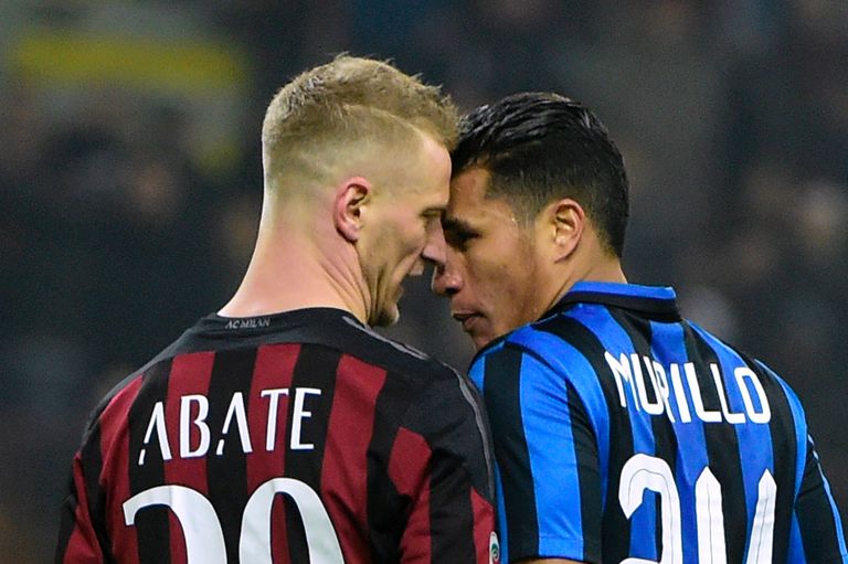 AC Milani mängumees Ignazio Abate (vasakul) ja Milano Interi kaitsja Jeison Murillo peavad Meistrite liiga mänge kõrvalt vaatama. Foto:
