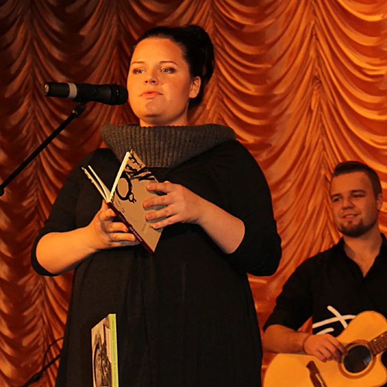 Dziedātāja Ilva Šeškauska-Štāla jeb Chilli atklāja Mārtiņdienas koncertu