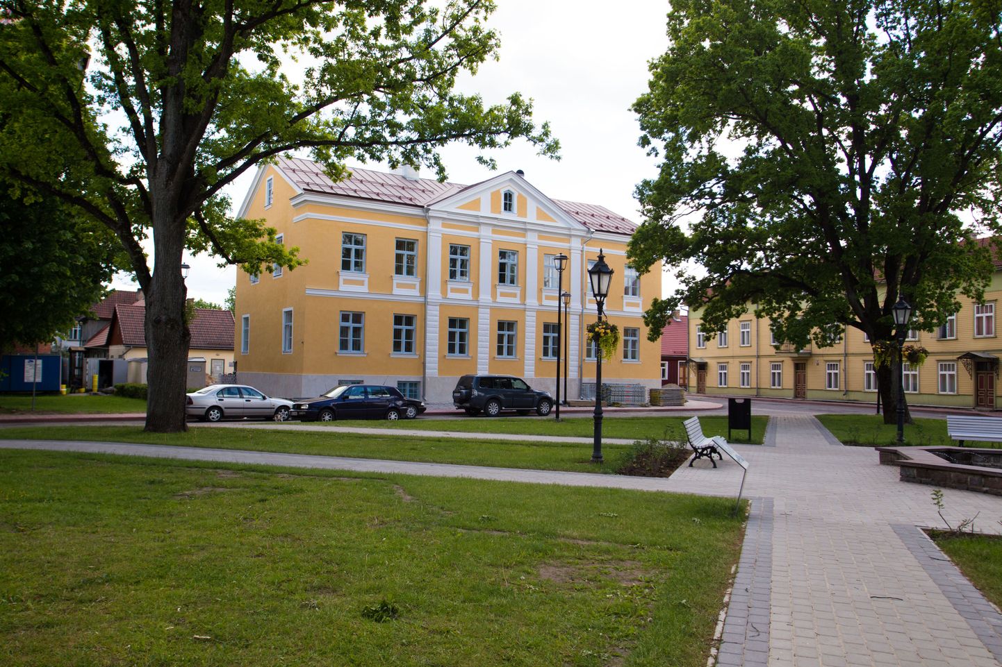 Viljandi linnavalitsuse hoone Laidoneri platsi ääres