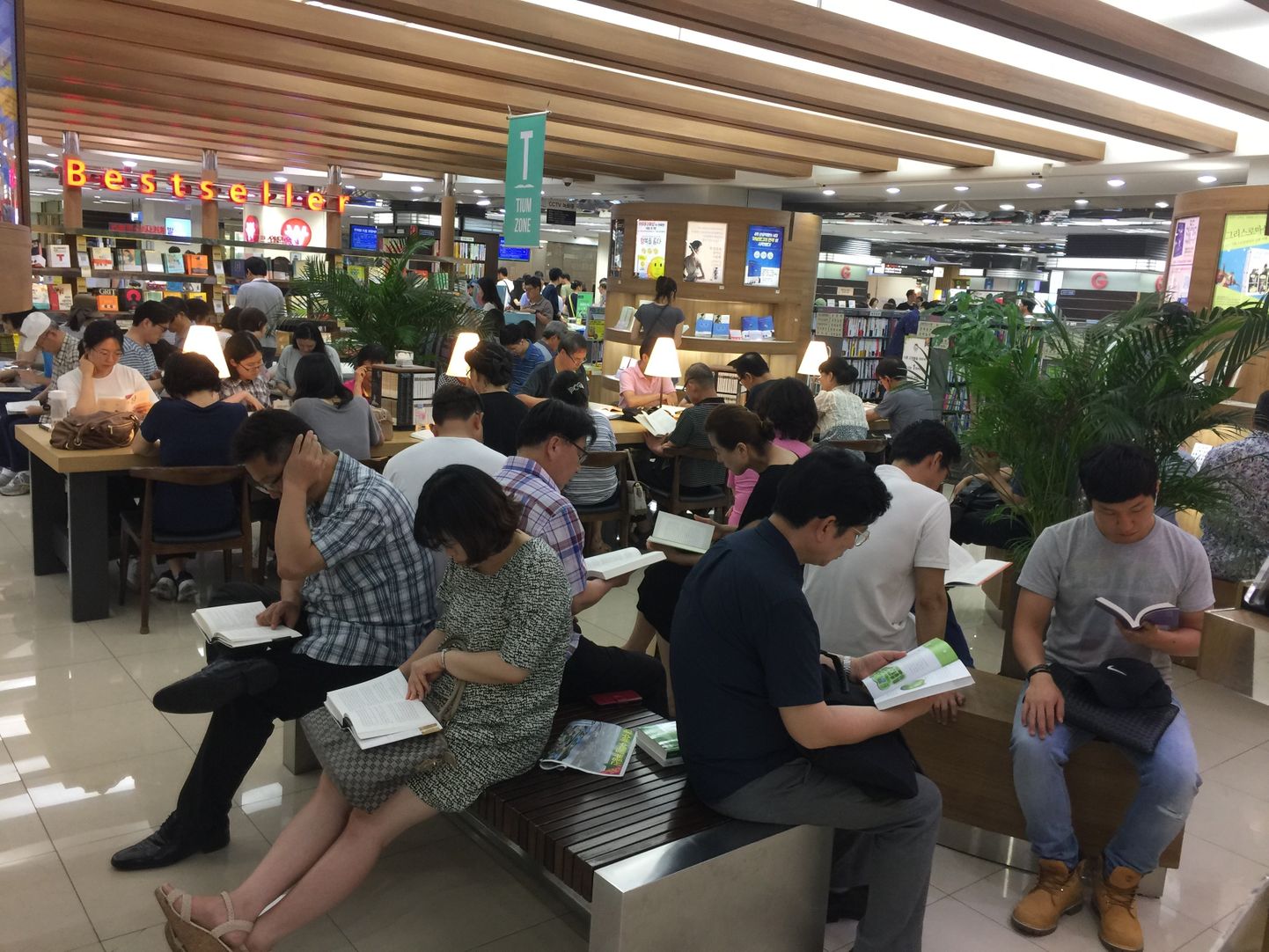 Soul, Lõuna-Korea, 6. august 2017. Inimesed loevad Kyobo raamatupoes raamatuid, et vältida kuumalainega õues piinlemist.