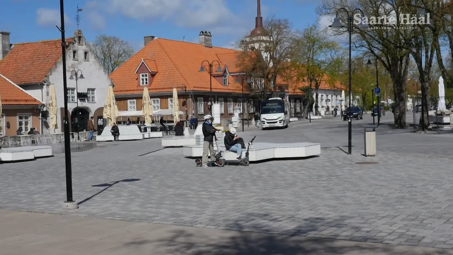 Kuressaare kesklinna oli kogunenud ainult mõned üksikud uudishimulikud.