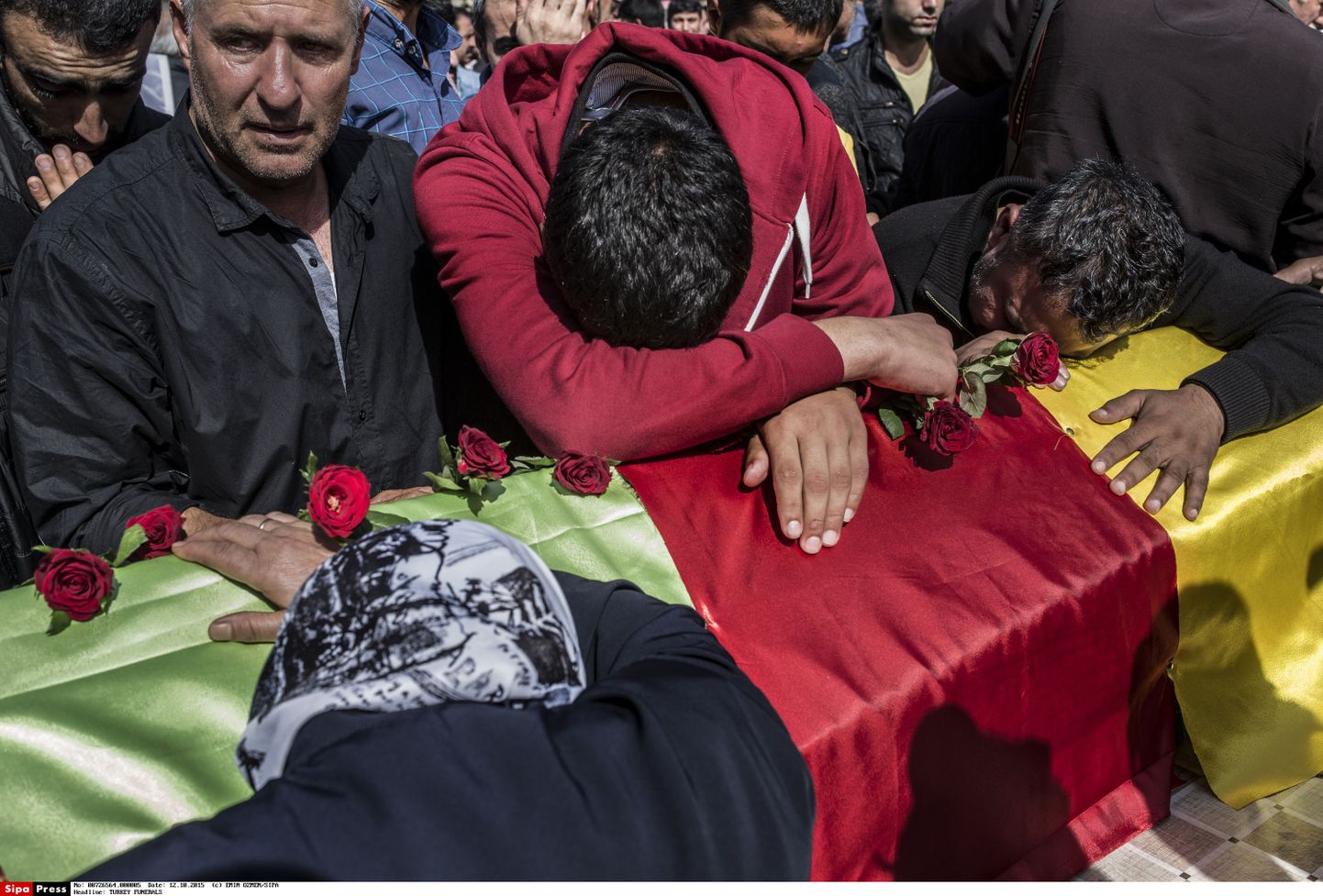 Lähedased Ankaras pommiohvri matustel.