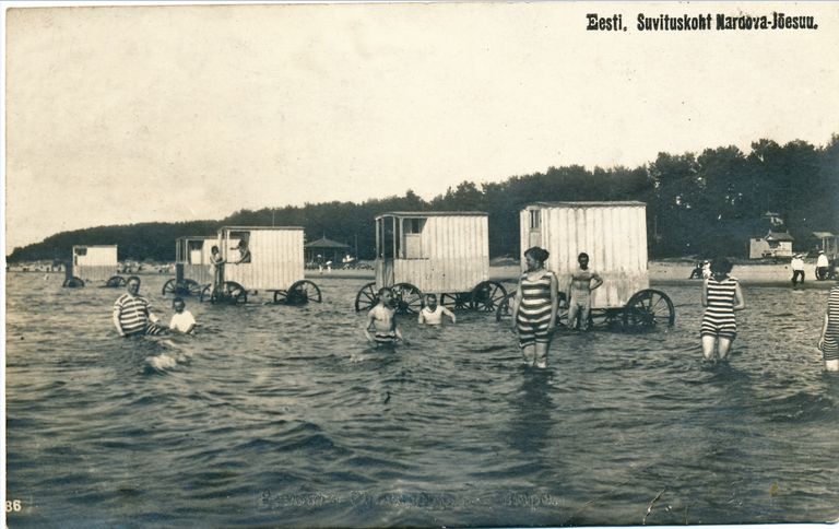 Trikoodes suplejad Narva-Jõesuu rannas, 1923. aasta.