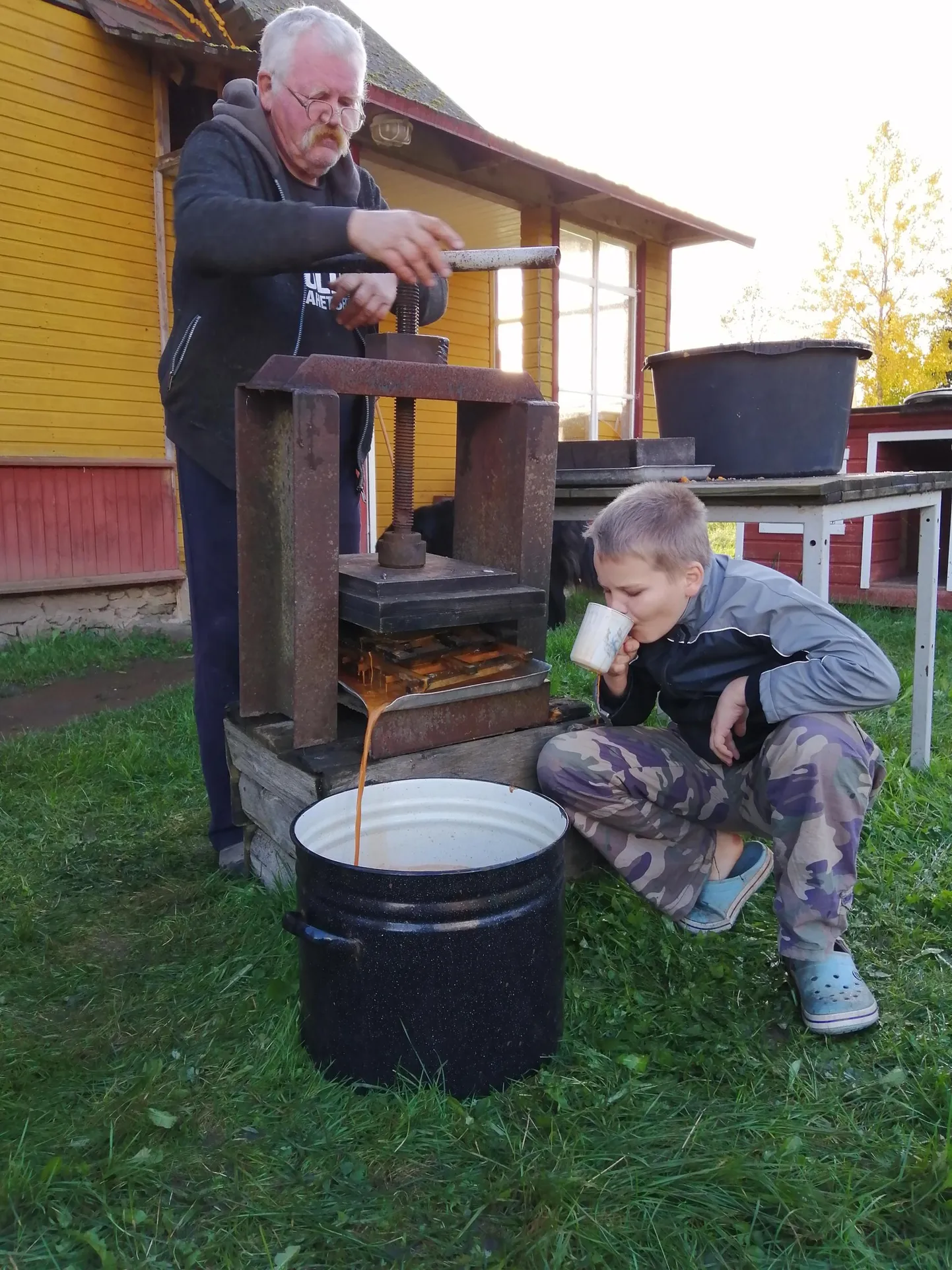 Aravete talumees Vello Peitong rõõmustab, et tema porgandimahla katsetus läks asja ette. See maitseb nii lapselaps Rasmusele kui ka paljudele mahlatellijatele lähemalt ja kaugemalt.
