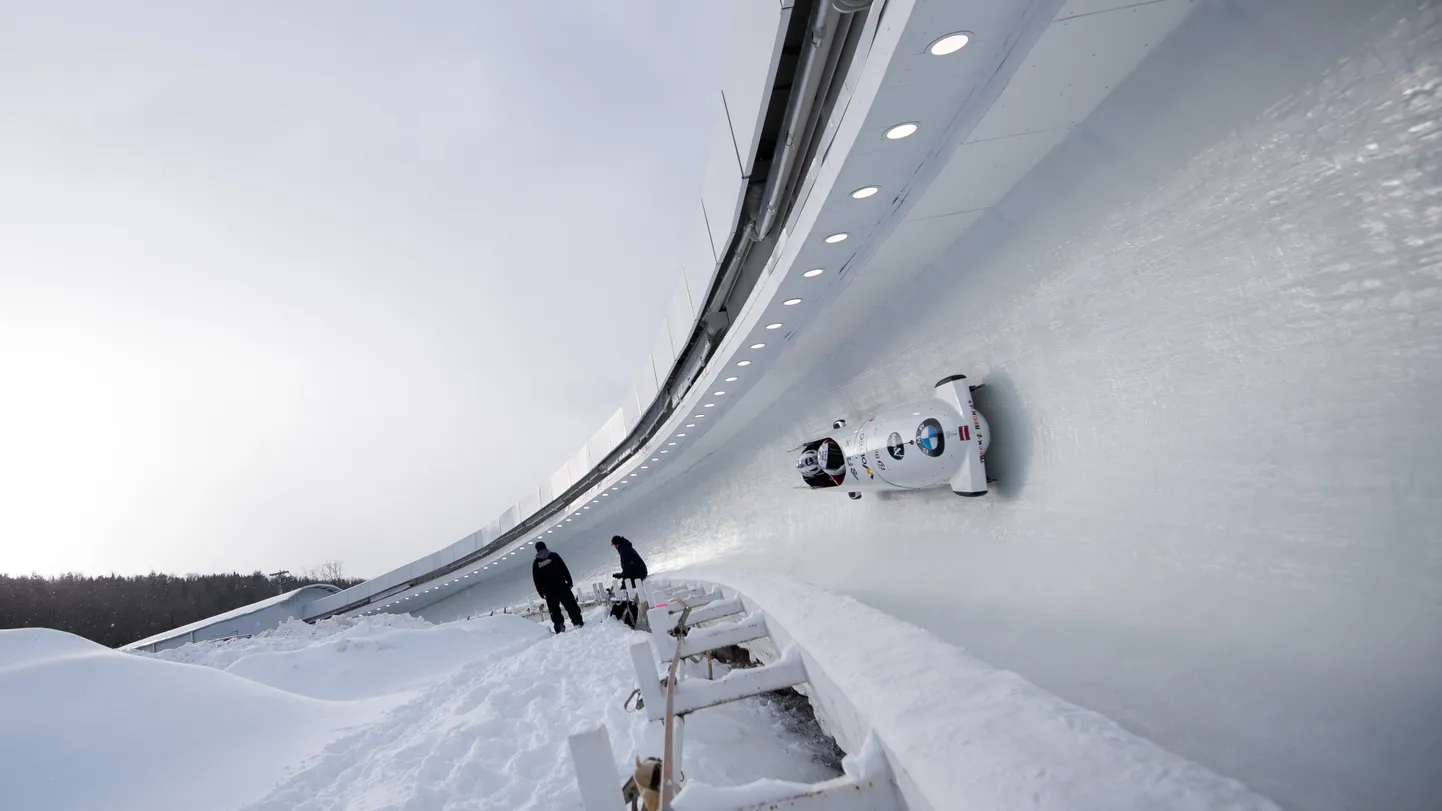 Oskara Ķibermaņa vadītās bobsleja kamanas Leikpleisidas trasē