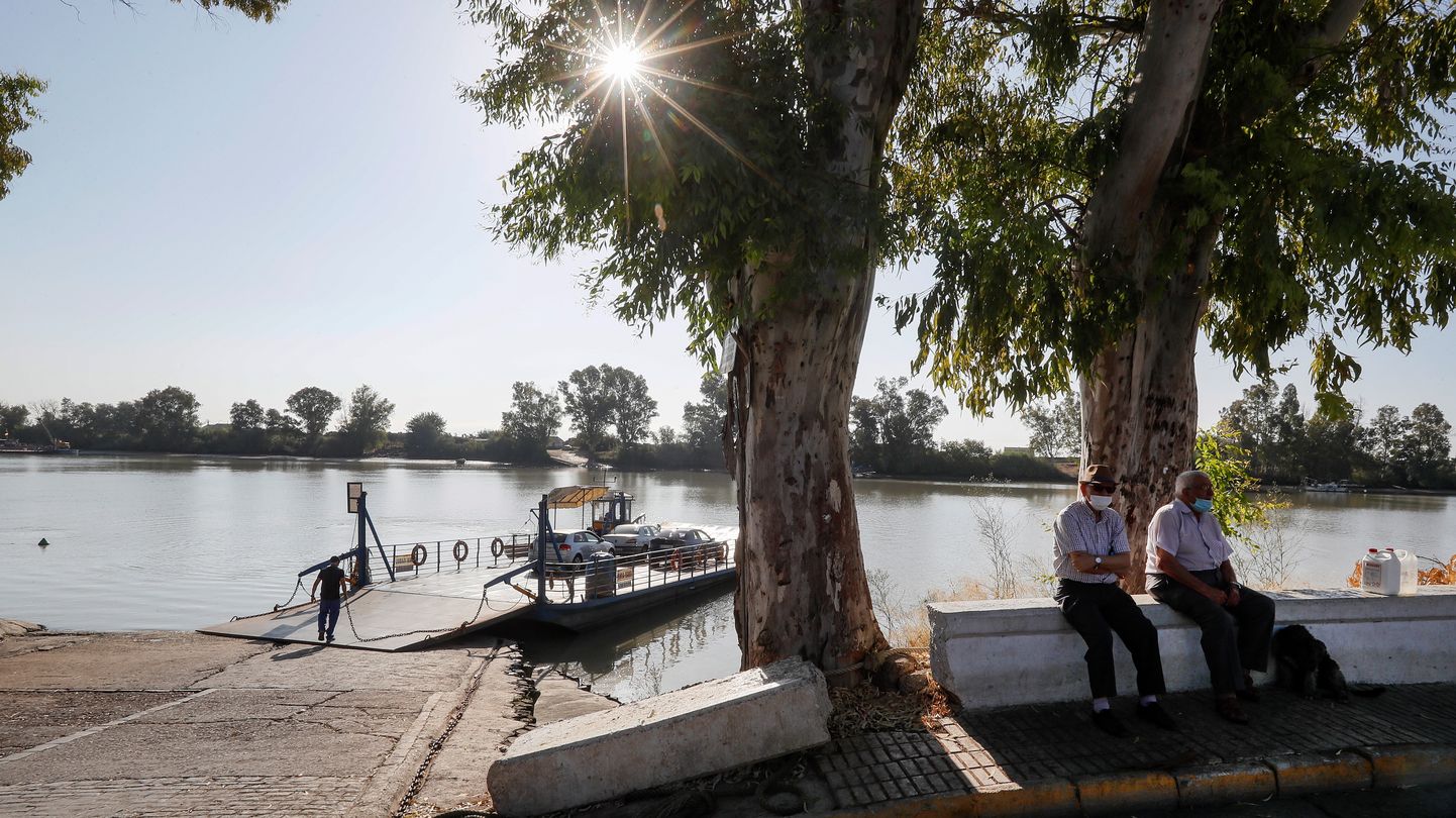 Kaks meest istuvad Guadalquivir jõe ääres Coria del Ríos. Piirkonnas levivat meningiiti seostatakse soises piirkonnas tavaliste sääskedega, kes võivad kanda haigust põhjustavat Lääne-Niiluse viirust.