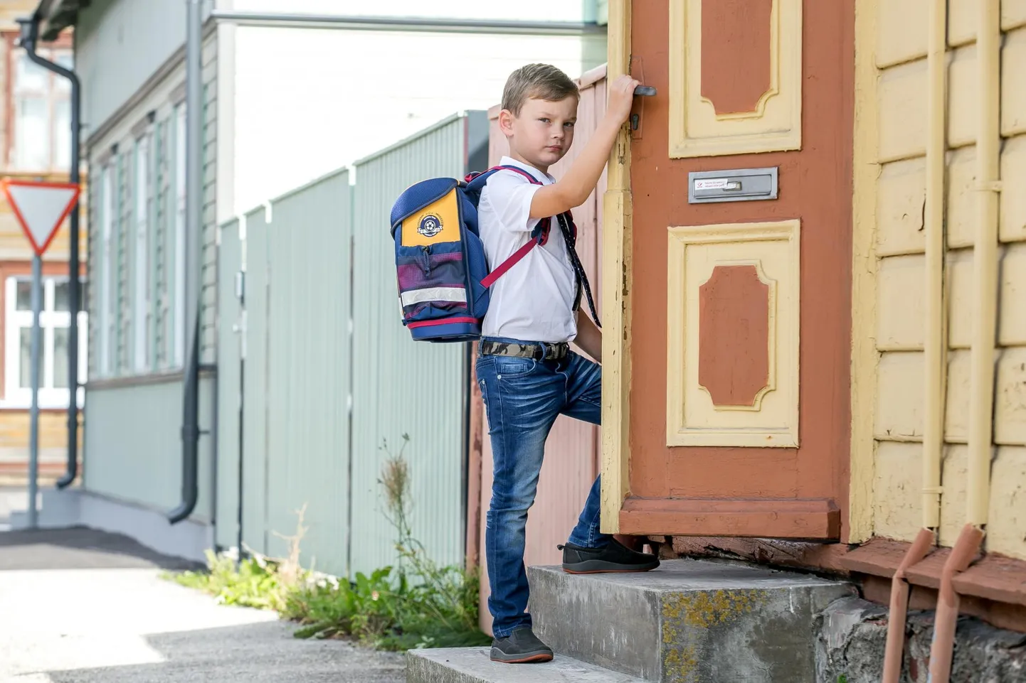 Richard Vabson läheb sel aastal Pärnu Mai kooli esimesse klassi. Ema sõnul kulub kõige rohkem raha rõivastele ja jalatsitele, sest vaja on näiteks lühikest ja pikka dressi, vahetusjalatseid ja palju muud.