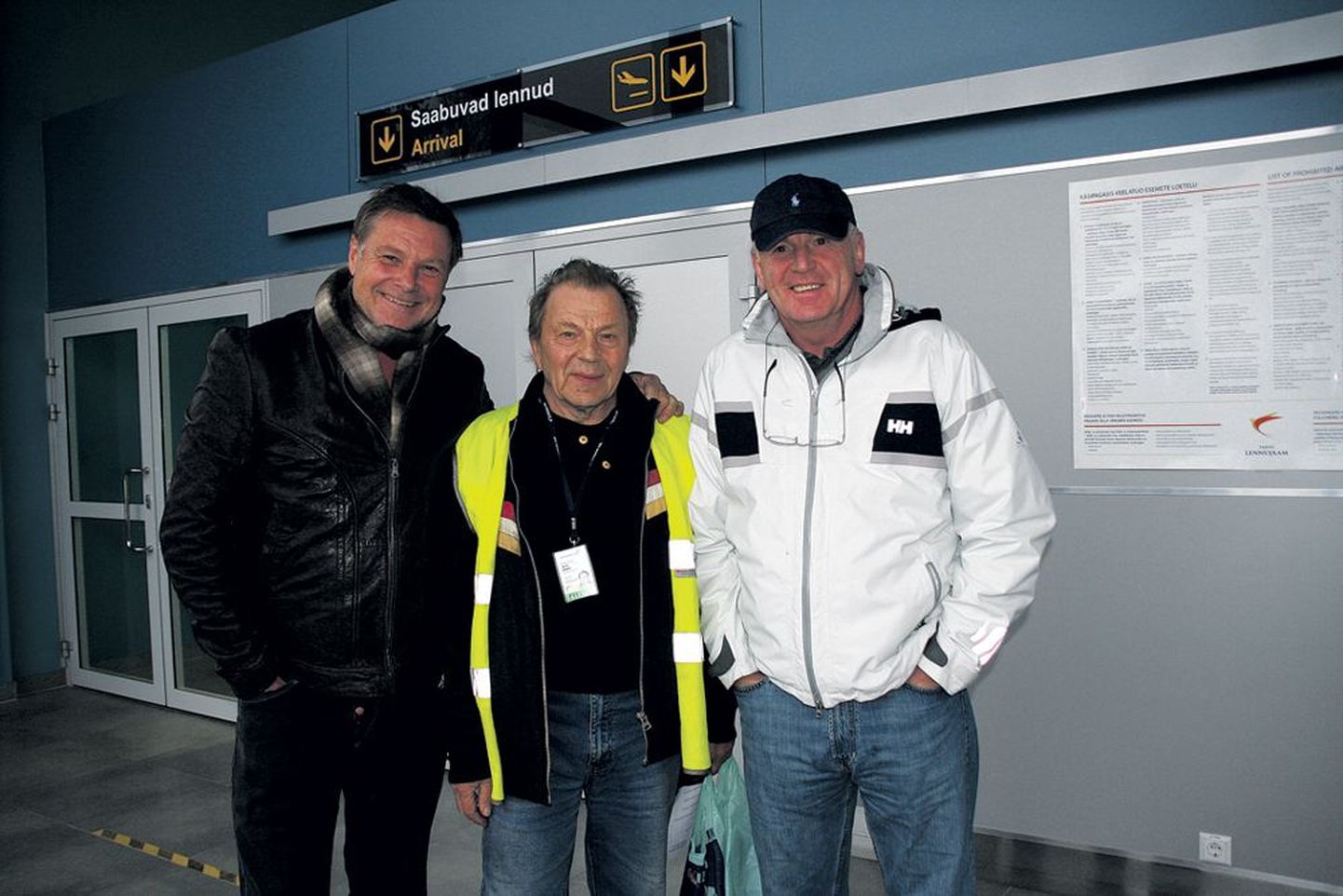 Nemad on minu elupäästjad, kinnitas Josef Mörtl (vasakul). Tema kõrval tolleaegne lennujaama direktor Rein Mark (keskel) ja hea sõber Michael laupäeval Tartu lennujaamas.