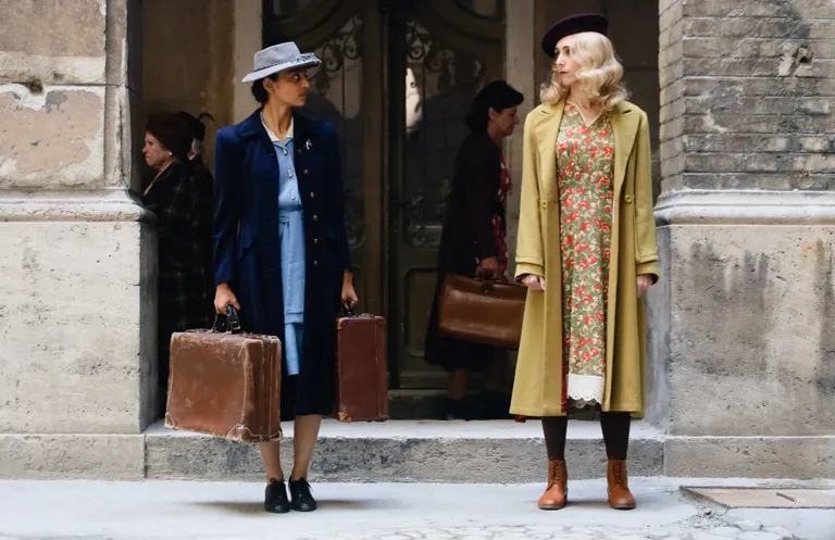Kaader filmist «A Call To Spy», milles Radhika Atpe kehastab Noor Inayat Khani ja Sarah Megan Thomas Virginia Halli