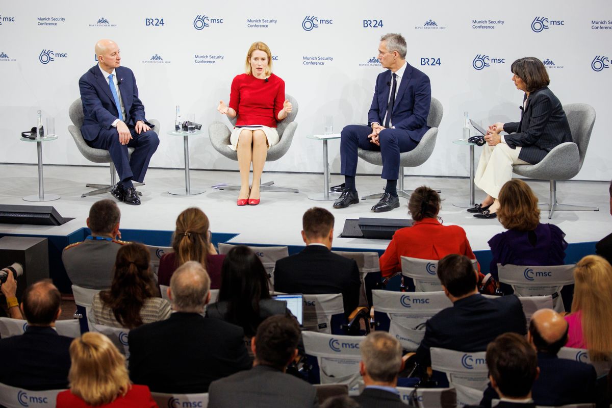 Сенатор-республиканец США Пит Рикеттс (слева), премьер-министр Кая Каллас (в центре) и генеральный секретарь НАТО Йенс Столтенберг (справа) на Мюнхенской конференции по безопасности.