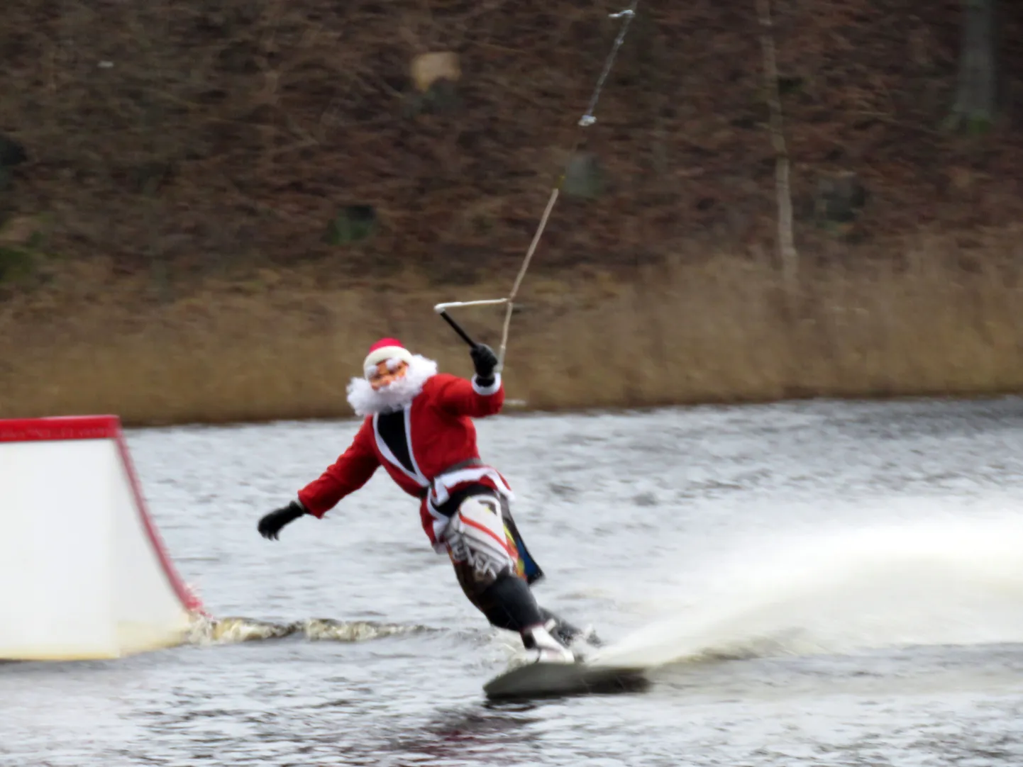 Ekstreemjõuluvanad Riiska järvel.