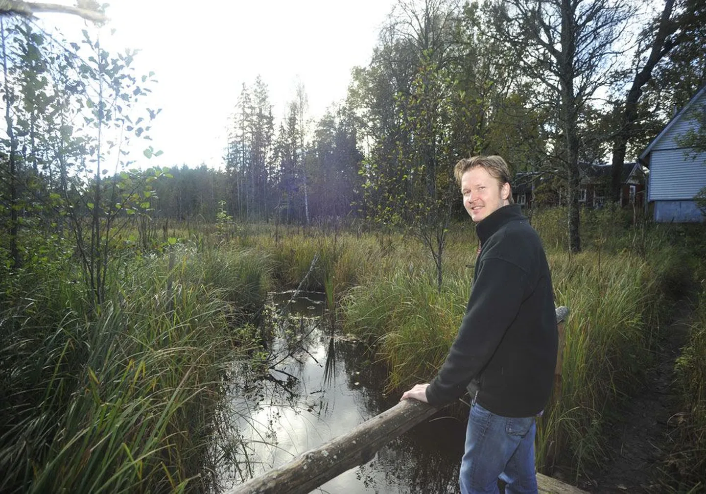 Sügisene rahu: Kristjan Randalu oma majapidamise ees purdel.