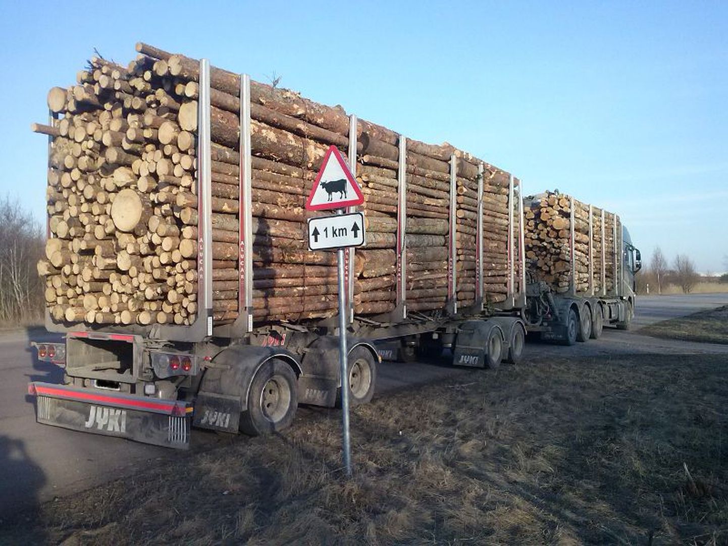 Pärnu politseijaoskonna liikluspolitseinikud peatasid metsaveoki, mille kaalumisel selgus, et see on lubatust 31 tonni raskem.