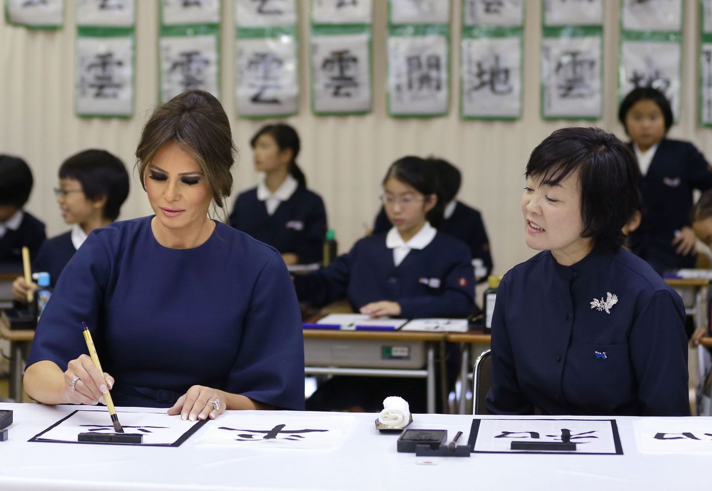 USA esileedi Melania Trump koos Jaapani peaministri abikaasa Akie Abega kalligraafiatunnis.