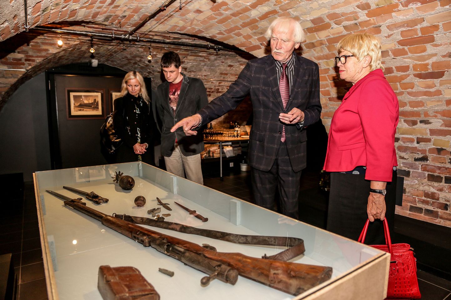 Jüri Kuuskemaa tutvustab renoveerimisel leitud esemeid