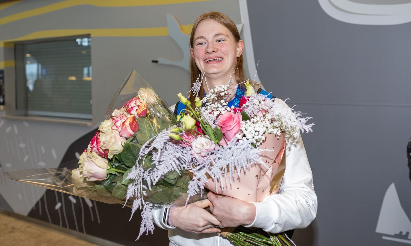 Ujumise lühiraja EMilt kuld- ja hõbemedali võitnud Eneli Jefimovat võeti kodumaal vastu lillesülemite ja kallistustega.