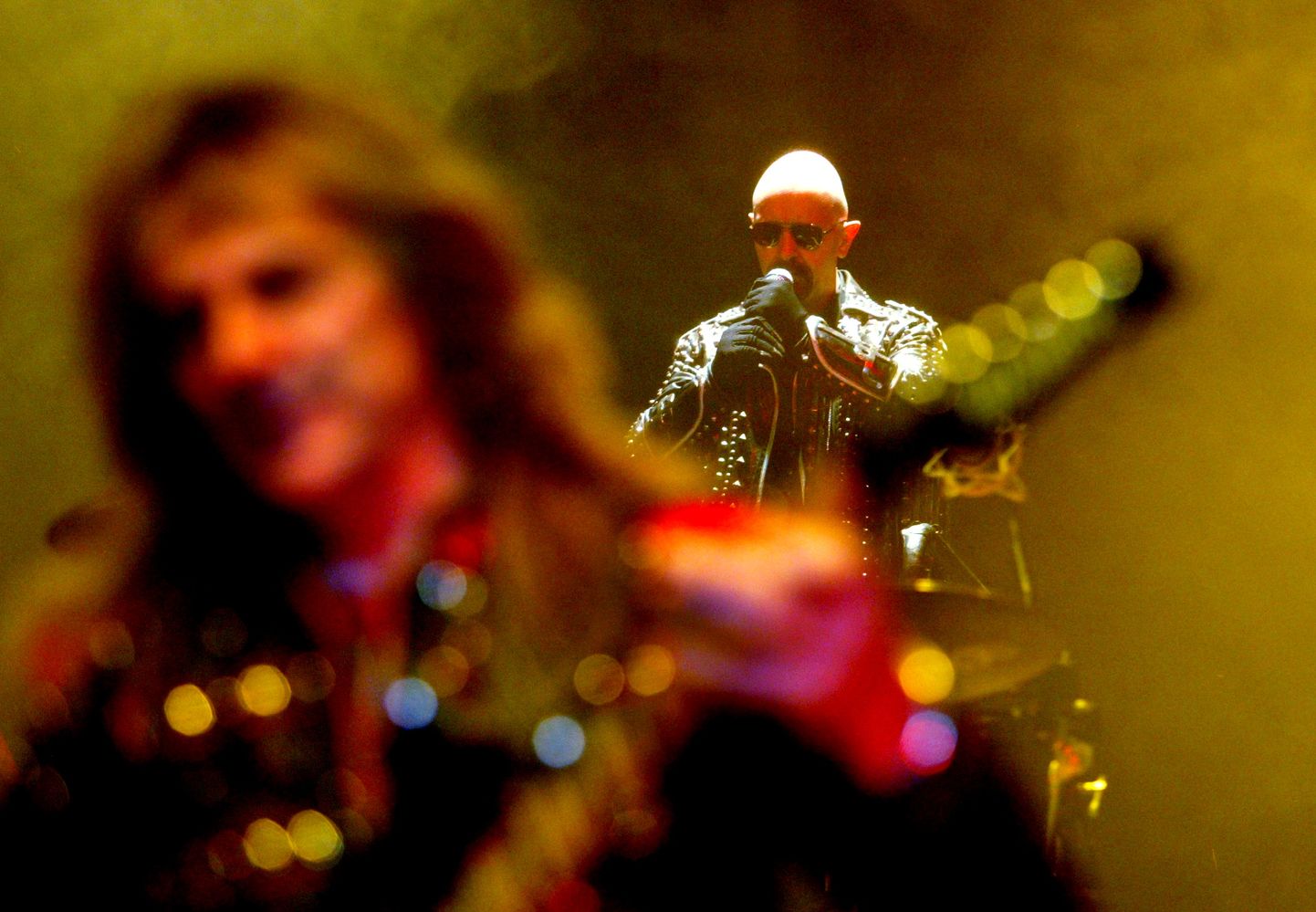 Judas Priest Saku suurhallis aastal 2005. Esiplaanil kitarrist Glenn Tipton, taustal Rob Halford.