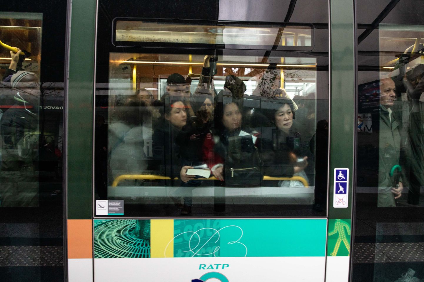 Puupüsti täis tramm Pariisis kolmapäeval, transpordi halvanud streikide seitsmendal päeval.