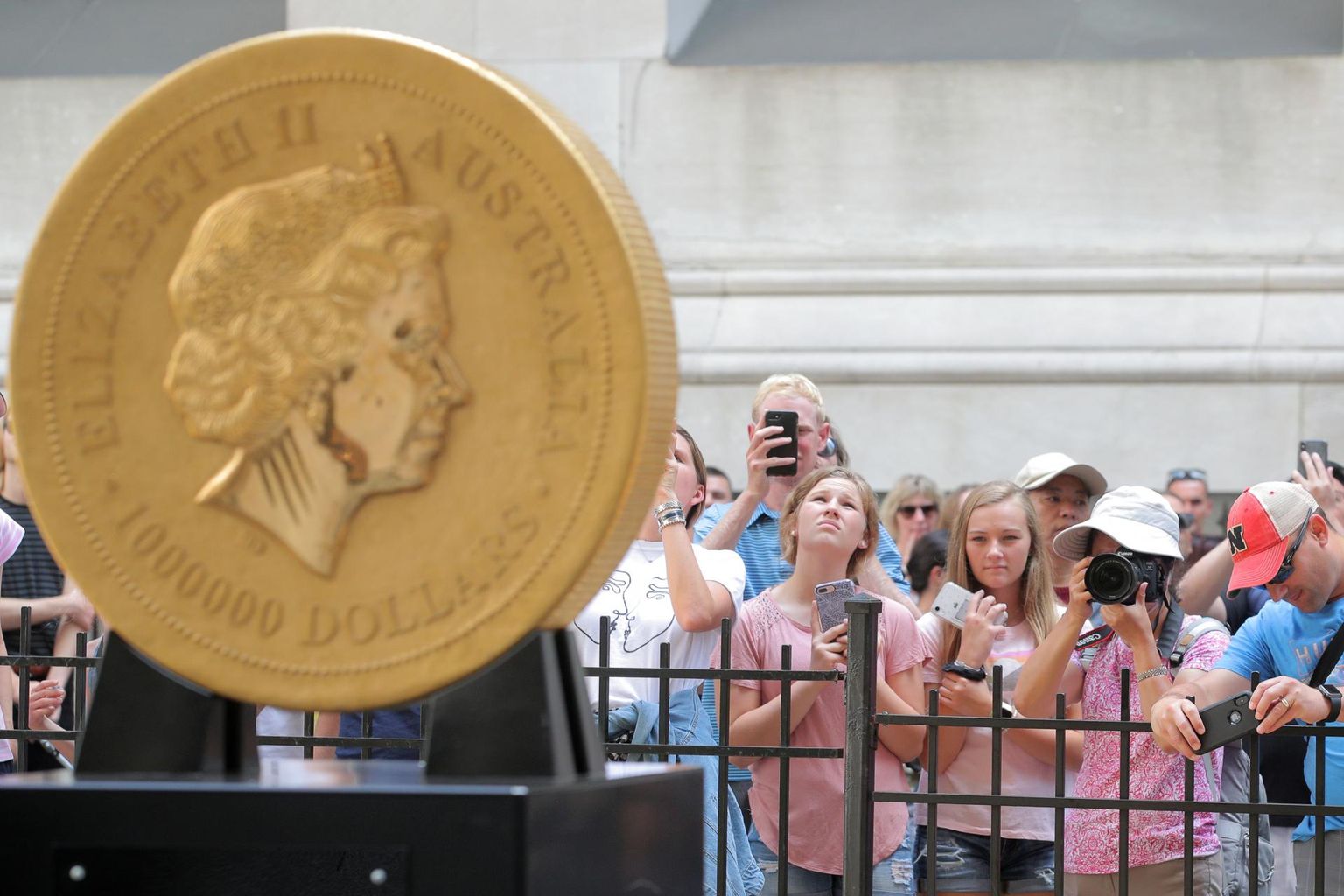 Ühendriikide kooliõpilased imetlevad mullu suvel New Yorgi börsihoones välja pandud maailma suurimat, 1012 kilogrammi kaaluvat Kangaroo One Tonne Gold Coini.