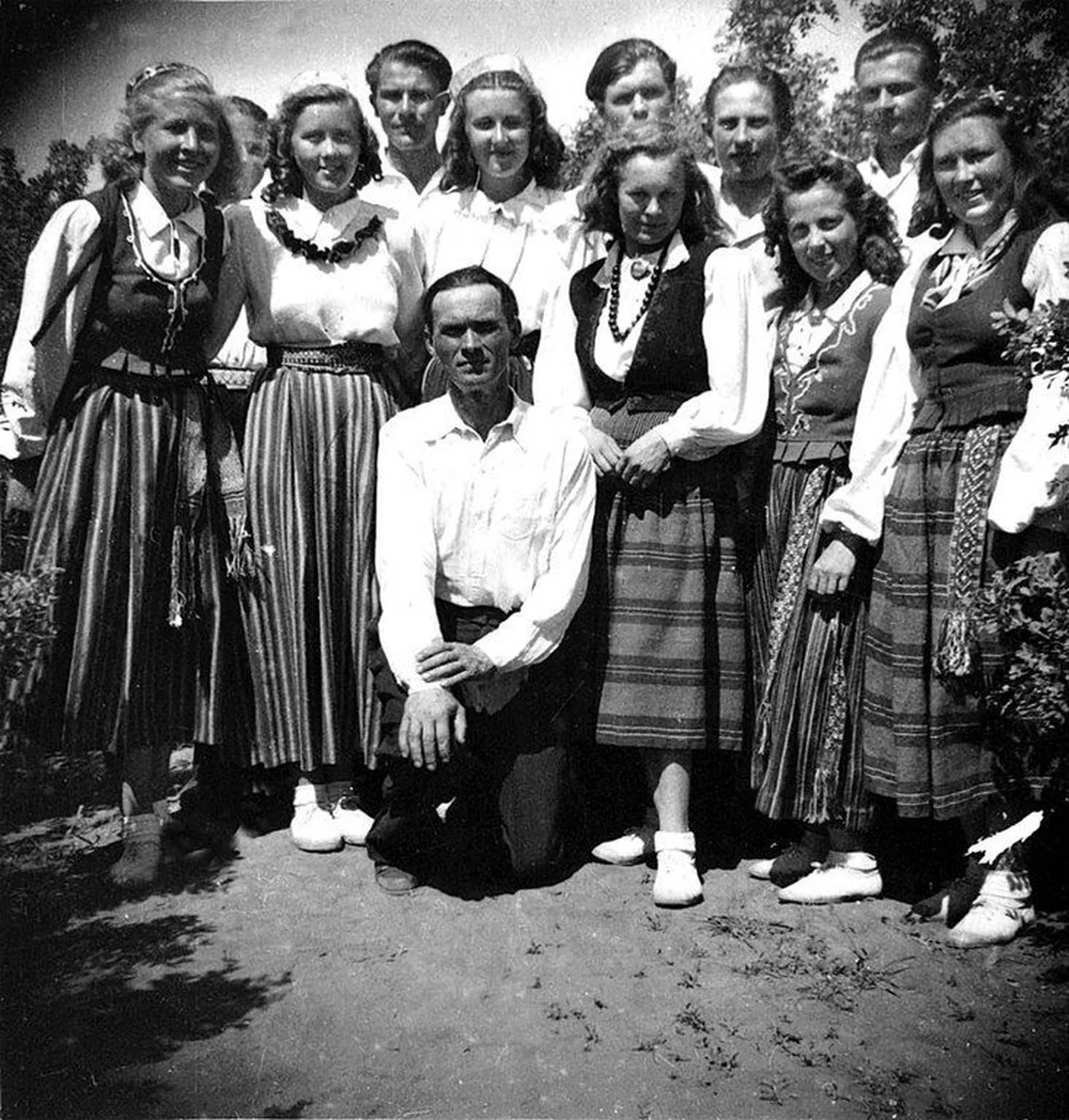 Vangilaagris: Rudolf Põldmäe eestlaste tantsutrupi juhina Siberis 1951. aastal.