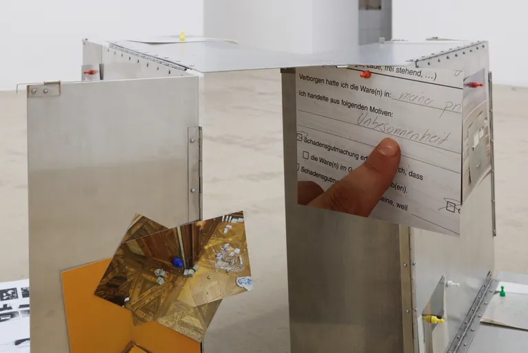 Inga Meldere, Luīze Nežberte. Skats no izstādes "Saulstāves" Kim? Laikmetīgās mākslas centrā.